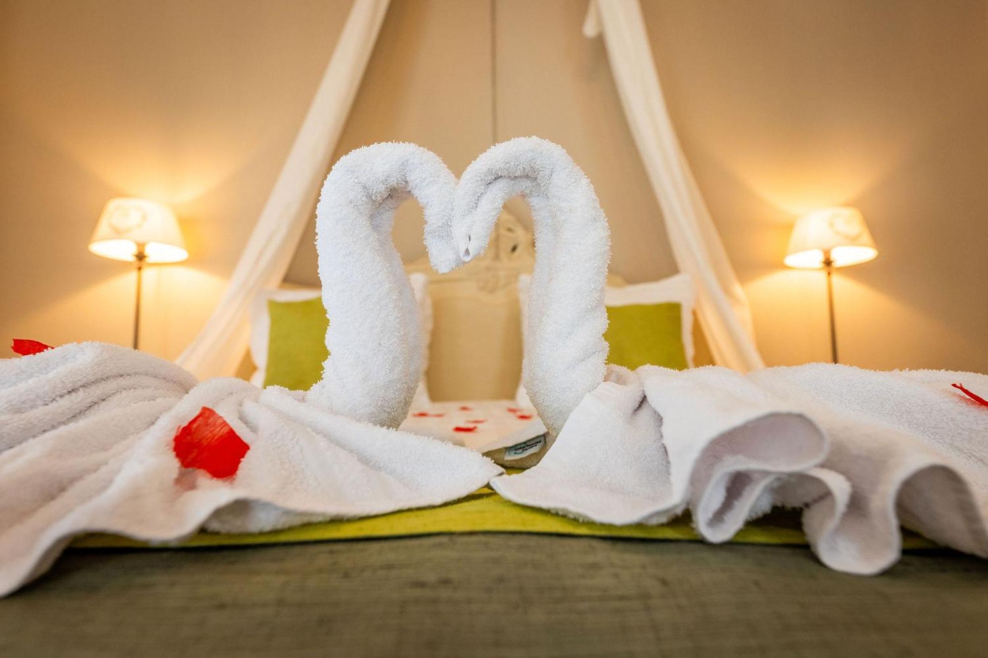 Honeymoon Suite,1651733565:JPEG